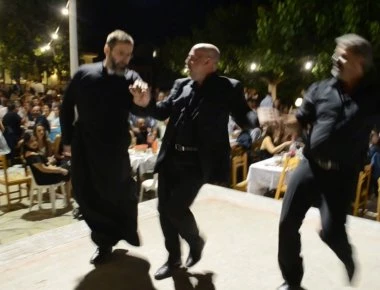 To Ανωγειανό πηδηχτό κρητικού παπά που αποθεώθηκε από το κοινό! (βίντεο)